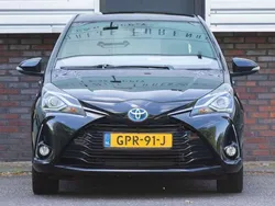 Zwart, metallic lak Gebruikt 2019 Toyota Yaris Hybrid Executive Hatchback | € 15.900 (Goede deal)
