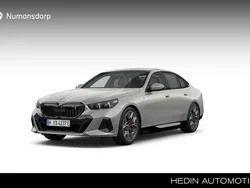 Grijs Nieuw 2025 BMW i5 M Sport Sedan | € 90.396 (Eerlijke prijs)