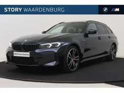 Saphirschwarz (donker zwart metallic) Gebruikt 2024 BMW 330e Comfort Edition Stationwagen | € 53.850 (Iets duurder)