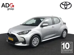 Grijs Gebruikt 2022 Toyota Yaris Hybrid Active Hatchback | € 20.950 (Eerlijke prijs)