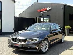 Grijs, metallic lak Gebruikt 2018 BMW 520 Luxury Line Sedan | € 26.900 (Eerlijke prijs)