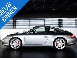 Grijs, metallic lak Gebruikt 2006 Porsche 911 Carrera 4S Coupé | € 57.900 (Eerlijke prijs)