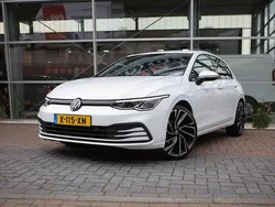 Wit Gebruikt 2023 VW Golf VIII Life Hatchback | € 23.950 (Eerlijke prijs)