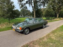 Groen Gebruikt 1983 Mercedes E280 Sedan | € 13.950