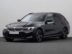 Saphirschwarz metallic (donker zwart metallic) Gebruikt 2024 BMW 320e Shadowline Stationwagen | € 42.880 (Super prijs)