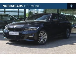 Saphirschwarz (donker zwart metallic) Gebruikt 2022 BMW 330e Executive Stationwagen | € 38.950 (Eerlijke prijs)