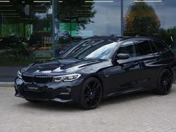Zwart, metallic lak Gebruikt 2022 BMW 320 Executive Stationwagen | € 35.950 (Iets duurder)