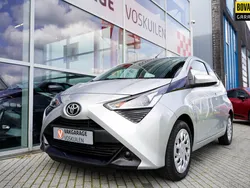 Grijs, metallic lak Gebruikt 2022 Toyota Aygo X-play Hatchback | € 13.800 (Goede deal)