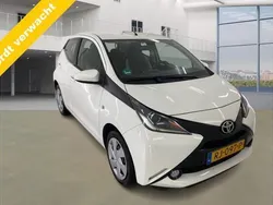 Wit Gebruikt 2017 Toyota Aygo X-play Hatchback | € 11.999 (Eerlijke prijs)