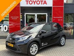 Zwart, metallic lak Gebruikt 2025 Toyota Aygo Play Hatchback | € 21.900 (Eerlijke prijs)