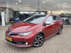 Rood (metallic) Gebruikt 2018 Toyota Auris Touring Sports Stationwagen | € 17.495 (Eerlijke prijs)