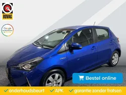 Blauw, metallic lak Gebruikt 2017 Toyota Yaris Hybrid Design Hatchback | € 13.500 (Eerlijke prijs)