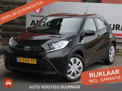 Zwart Gebruikt 2024 Toyota Aygo Play Hatchback | € 17.950 (Eerlijke prijs)