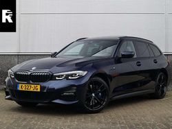 Blauw (metallic) Gebruikt 2021 BMW 330e M Sport Stationwagen | € 29.895 (Eerlijke prijs)