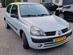 Zilver Gebruikt 2004 Renault Clio II Hatchback | € 950 (Eerlijke prijs)
