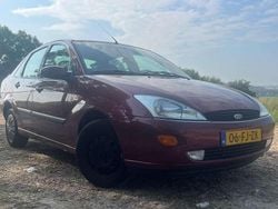 Rood Gebruikt 2000 Ford Focus Ghia Sedan | € 999 (Goede deal)