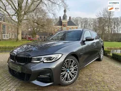 Grijs, metallic lak Gebruikt 2021 BMW 330e M Sport Stationwagen | € 34.888 (Eerlijke prijs)