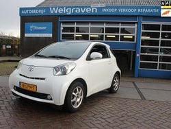 Wit (metallic) Gebruikt 2010 Toyota iQ Hatchback | € 2.750 (Eerlijke prijs)