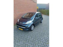 Grijs, metallic lak Gebruikt 2010 Peugeot 107 Hatchback | € 3.499 (Eerlijke prijs)