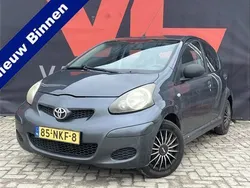 Grijs, metallic lak Gebruikt 2010 Toyota Aygo Hatchback | € 2.948 (Eerlijke prijs)