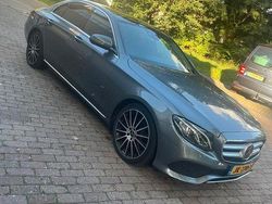 Grijs Gebruikt 2016 Mercedes E200 Ambition Sedan | € 23.950 (Eerlijke prijs)