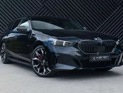 Zwart, metallic lak Nieuw 2025 BMW 550 M Sport Stationwagen | € 119.900