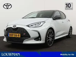 Grijs, metallic lak Gebruikt 2023 Toyota Yaris Sport Hatchback | € 28.445 (Eerlijke prijs)