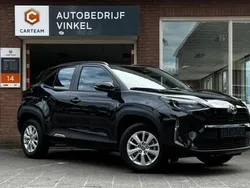 Zwart, metallic lak Gebruikt 2024 Toyota Yaris Cross Active SUV | € 28.950 (Goede deal)