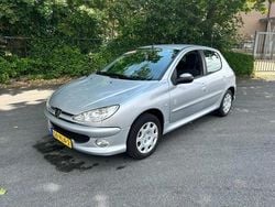 Grijs, metallic lak Gebruikt 2008 Peugeot 206 Hatchback | € 1.999 (Iets duurder)