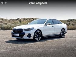Mineralweiss metallic (a96) (wit metallic) Gebruikt 2025 BMW 550e M Sport Sedan | € 87.900 (Super prijs)