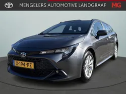 Grijs, metallic lak Gebruikt 2024 Toyota Corolla Active Stationwagen | € 29.950 (Eerlijke prijs)