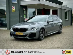 Grijs, metallic lak Gebruikt 2022 BMW 530e M Sport Stationwagen | € 44.950 (Eerlijke prijs)
