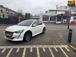 Wit (metallic) Gebruikt 2020 Peugeot e-208 Allure Hatchback | € 12.950 (Super prijs)