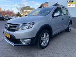 Grijs, metallic lak Gebruikt 2015 Dacia Sandero Lauréate Hatchback | € 7.200 (Eerlijke prijs)