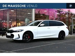 Alpinweiss iii (licht wit) Gebruikt 2024 BMW 330e Comfort Edition Stationwagen | € 52.450 (Super prijs)