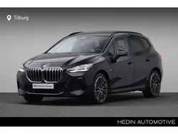 Saphirschwarz metallic (zwart metallic) Gebruikt 2024 BMW 225 Active Tourer Comfort Edition MPV | € 42.880 (Goede deal)