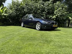 Blauw, metallic lak Gebruikt 2014 BMW 316 Executive Stationwagen | € 9.950 (Goede deal)