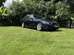 Blauw, metallic lak Gebruikt 2014 BMW 316 Executive Stationwagen | € 10.450 (Goede deal)
