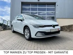 Wit Gebruikt 2022 VW Golf VIII Life Sedan | € 25.708 (Goede deal)
