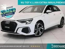 Ibis white (t9) Gebruikt 2022 Audi A3 Sportback e-tron Premium Sedan | € 26.700 (Eerlijke prijs)
