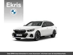 Wit, metallic lak Nieuw 2024 BMW 520 M Sport Stationwagen | € 99.537 (Iets duurder)