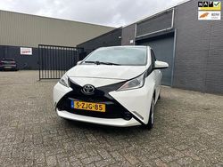Wit Gebruikt 2015 Toyota Aygo X-play Hatchback | € 5.999 (Eerlijke prijs)