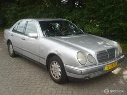 Grijs Gebruikt 1998 Mercedes E200 Elegance Sedan | € 1.375