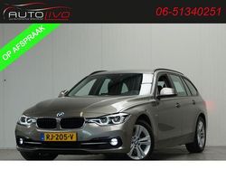 Grijs, metallic lak Gebruikt 2017 BMW 318 Executive Stationwagen | € 16.795 (Eerlijke prijs)