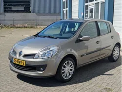 Beige Gebruikt 2009 Renault Clio II Collection Hatchback | € 2.995 (Eerlijke prijs)
