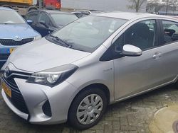 Grijs Gebruikt 2015 Toyota Yaris Hatchback | € 10.999 (Eerlijke prijs)