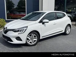 Blanc glacier 369 Gebruikt 2020 Renault Clio V Zen Hatchback | € 12.945 (Eerlijke prijs)