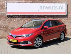 Rood Gebruikt 2017 Toyota Auris Hybrid Executive Stationwagen | € 19.950 (Iets duurder)