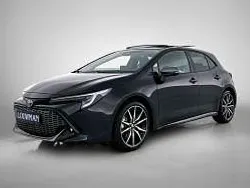 Zwart, metallic lak Nieuw 2025 Toyota Corolla Hybrid Plus Hatchback | € 41.140 (Super prijs)