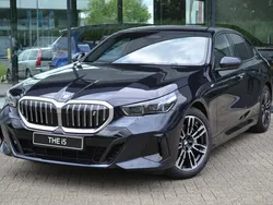 Zwart, metallic lak Nieuw 2025 BMW i5 M Sport Sedan | € 74.127